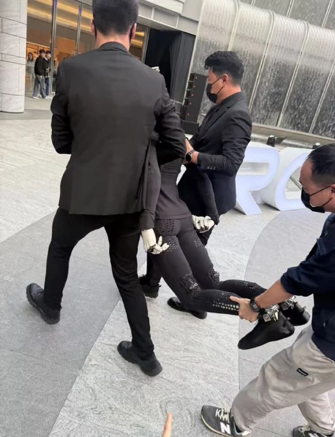 끌려나가는 샤오펑의 로봇 아이언. 사진 웨이보 캡처