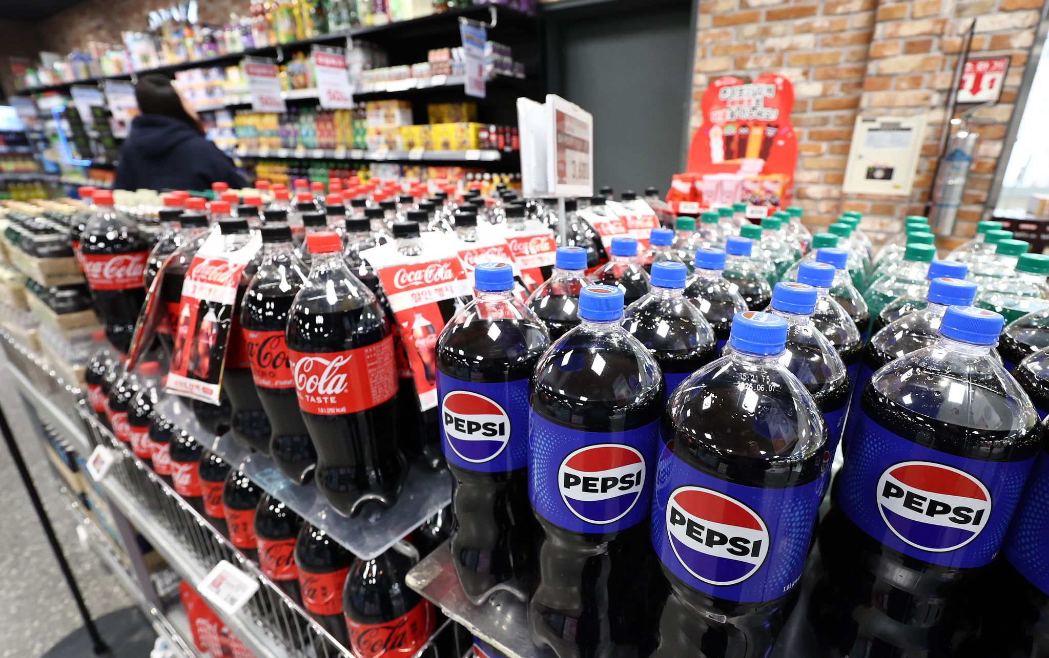 지난달 29일 서울의 한 대형마트에 탄산음료들이 진열돼 있다. 뉴스1