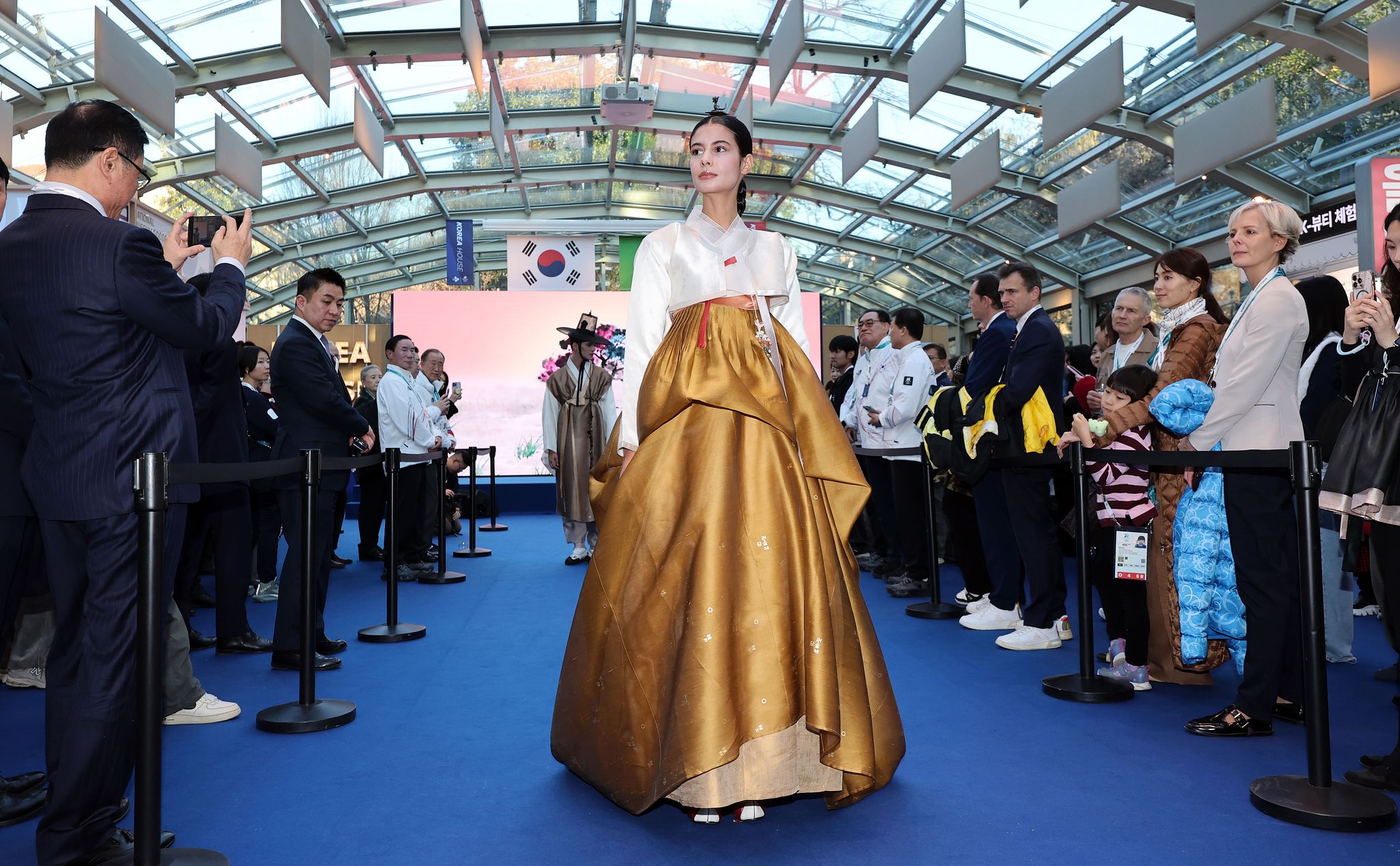 5일(현지시간) 이탈리아 밀라노 빌라 네키 캄필리오에서 열린 코리아하우스 개관식에서 한복패션쇼가 열리고 있다. 김종호 기자 