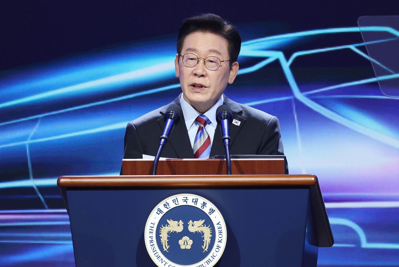 이재명 대통령이 6일 경남 거제시 견내량 인근에서 열린 남부내륙철도 착공식에서 기념사를 하고 있다. [청와대통신사진기자단]