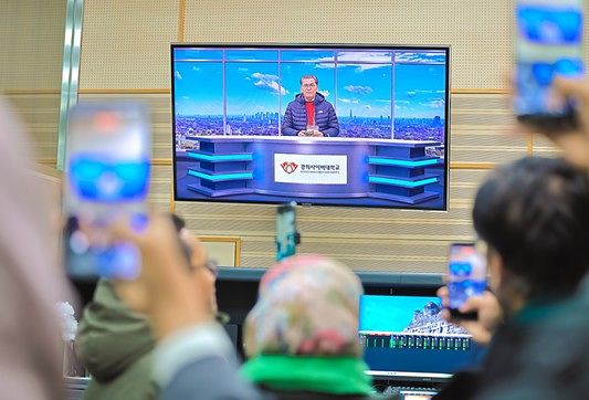 ▲ OUM 욘 로슬리 다우드 부총장이 경희사이버대학교의 실시간 강의 촬영 및 편집 과정에 직접 참여하며, 실시간 콘텐츠 제작이 이뤄지는 과정을 함께 경험하고 있다.