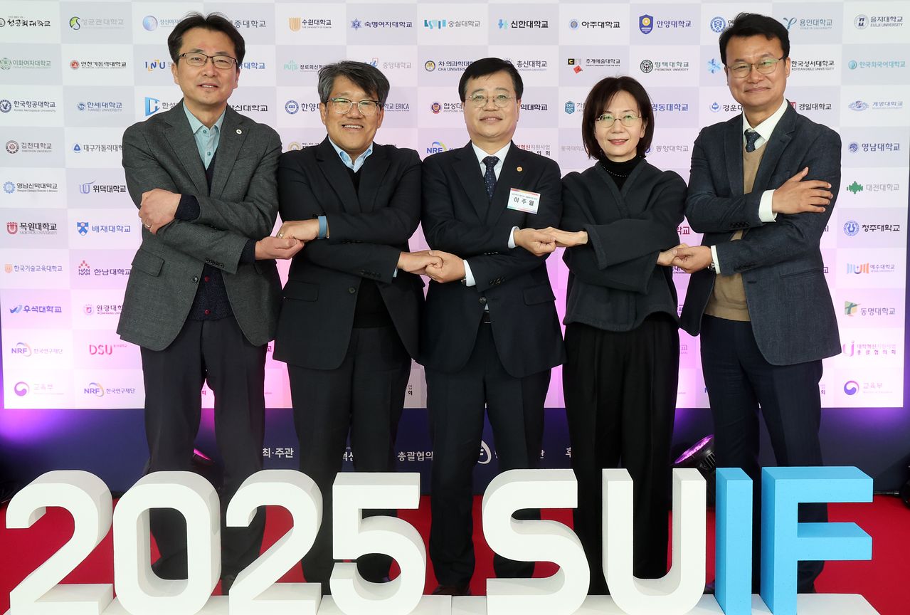 지난달 29일 부산에서 열린 대학혁신포럼에 참석한 총괄협의회 권역별 회장 5명. 송봉근 객원기자 