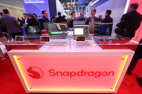 세계 최대 IT(정보기술)·가전 전시회 'CES 2026' 개막 일인 6일(현지시간) 미국 네바다주 라스베이거스 컨벤션센터(LVCC)에서 퀄컴 부스를 찾은 관람객들이 모바일 애플리케이션프로세서(AP) 스냅드래곤 제품을 살펴보고 있다. 뉴스1