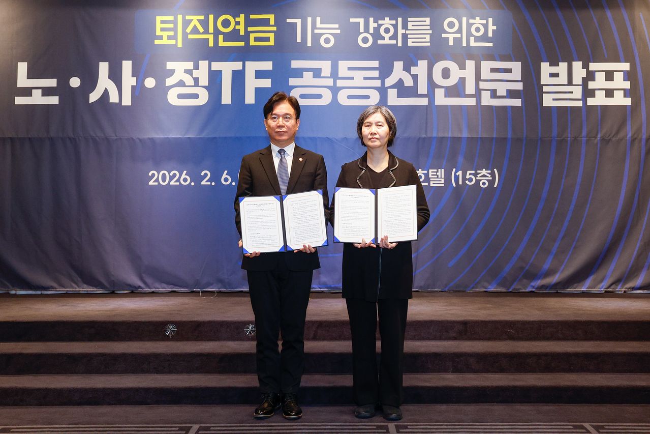 김영훈 고용노동부 장관과 퇴직연금 기능 강화를 위한 노사정 태스크포스(TF) 장지연 위원장이 6일 서울 여의도 켄싱턴호텔에서 노사정TF 공동선언문을 들고 있다. 노사정이 퇴직연금 방향 전환에 대해 공동 선언문 형태로 합의한 것은 20년 만에 처음이다. 뉴스1