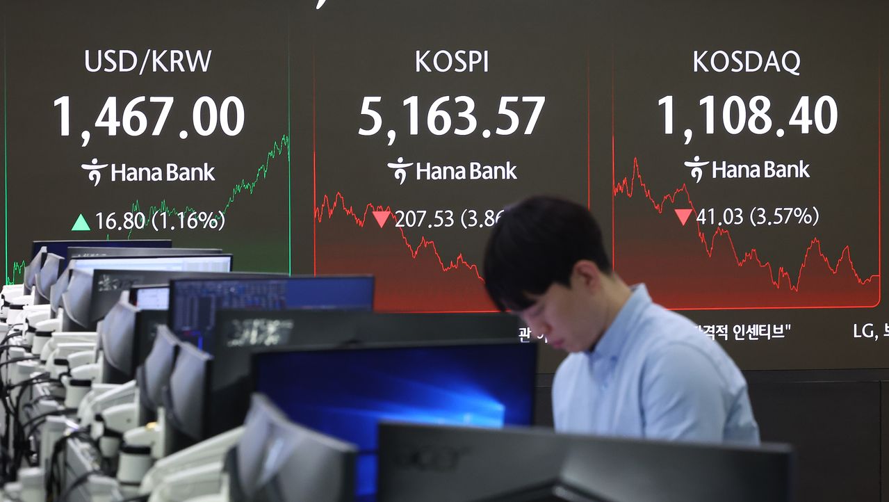 코스피와 코스닥이 급락한 5일 서울 중구 하나은행 딜링룸 전광판에 지수가 표시돼 있다. [뉴시스]