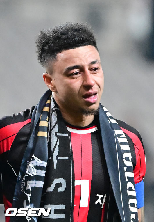 [OSEN=서월월드컵경기장, 박준형 기자] 제시 린가드(33, 서울)의 라스트 댄스는 무승부로 끝났다.FC서울은 10일 오후 서울월드컵경기장에서 2025~2026시즌 아시아축구연맹(AFC) 챔피언스리그 엘리트(ACLE) 리그 스테이지에서 린가드의 선제골이 터졌지만 지키지 못하고 멜버른 시티와 1-1로 비겼다.서울(2승3무1패, 승점 9)은 5위로 밀렸다. 멜버른 스티(3승1무2패, 승점 10점)는 4위다.경기종료 후 FC서울 린가드 고별행사에서 린가드가 눈물을 보이고 있다.  2025.12.10 / soul1014@osen.co.kr