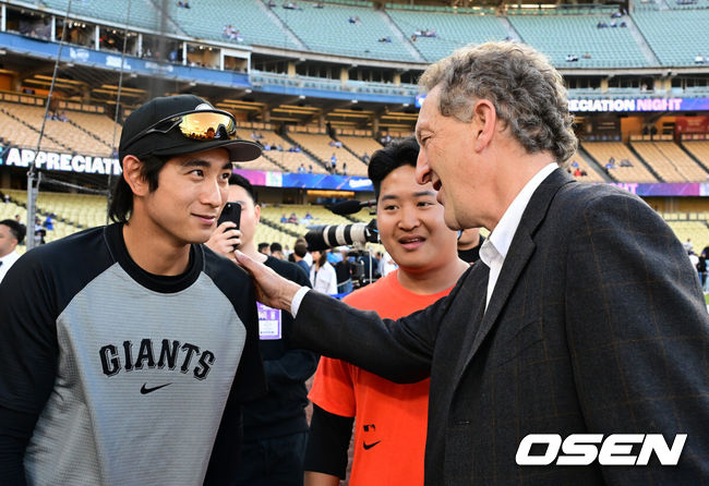 [OSEN=다저스타디움(LA 미국 캘리포니아주), 지형준 기자] 샌프란시스코 래리 베어 CEO 겸 구단주 그룹 이사가 이정후와 인사를 나누고 있다. 2024.04.03 /jpnews@osen.co.kr