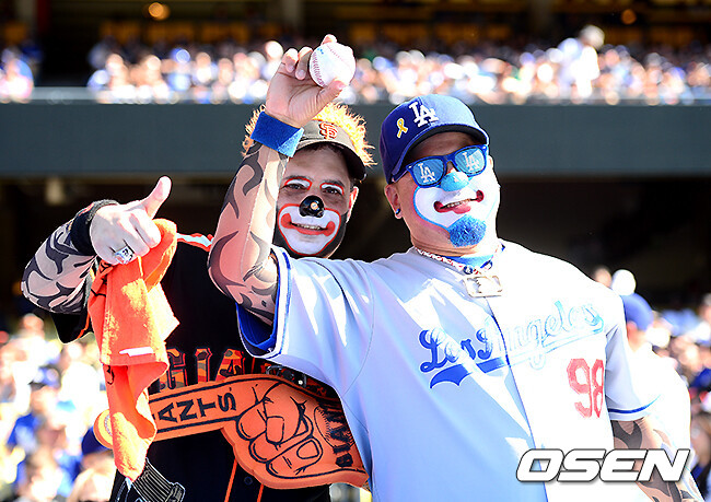 [OSEN=다저스타디움(LA 미국 캘리포니아주), 지형준 기자] 샌프란시스코, 다저스 팬이 포즈를 취하고 있다./ jpnews@osen.co.kr