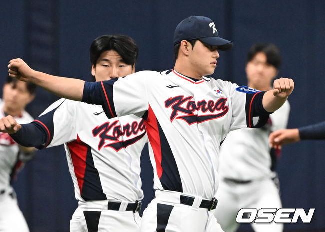 [OSEN=고척, 조은정 기자]류지현 감독이 이끄는 야구 대표팀이 4일 고척스카이돔에서 훈련을 진행했다.대표팀은 오는8일과 9일고척스카이돔에서 열리는 2025 K-베이스볼 시리즈 체코 대표팀과의 2경기를 시작으로15일과 16일 양일에 걸쳐 도쿄돔에서 일본 대표팀과 2경기를 치른다. 야구대표팀이 문동주가 훈련을 하고 있다. 2025.11.04 /cej@osen.co.kr