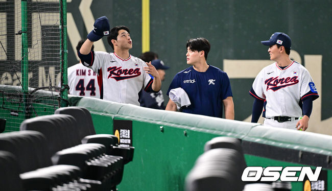 [OSEN=도쿄(일본), 조은정 기자]류지현 감독이 이끄는 대한민국 야구 대표팀이 14일 일본 도쿄돔에서 월드베이스볼클래식(WBC) 대비 한일 평가전을 앞두고 훈련을 가졌다. 한국 대표팀은 14일일 훈련을 하고 15일과 16일 일본과 두 차례 평가전을 치른다.훈련을 마친 문동주, 조병현, 김건우가 이동하고 있다. 2025.11.14 /cej@osen.co.kr