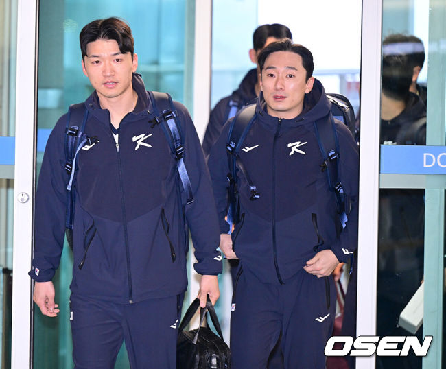 [OSEN=인천공항, 최규한 기자] 류지현 감독이 이끄는 한국 야구대표팀이 오는 3월 열리는 WBC를 준비하기 위해 9일 오전 인천공항을 통해 미국령 사이판으로 출국했다.류지현호는 9일부터 21일까지 사이판에서 1차 전지훈련 담금질에 나선다. 대표팀 박해민과 신민재가 출국장에 들어서고 있다. 2026.01.09 / dreamer@osen.co.kr