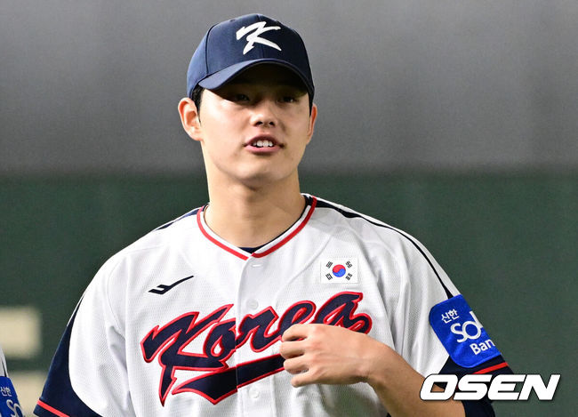 [OSEN=도쿄(일본), 조은정 기자]류지현 감독이 이끄는 대한민국 야구 대표팀이 14일 일본 도쿄돔에서 월드베이스볼클래식(WBC) 대비 한일 평가전을 앞두고 훈련을 가졌다. 한국 대표팀은 14일일 훈련을 하고 15일과 16일 일본과 두 차례 평가전을 치른다.문동주가 훈련을 마치고 이동하고 있다. 2025.11.14 /cej@osen.co.kr