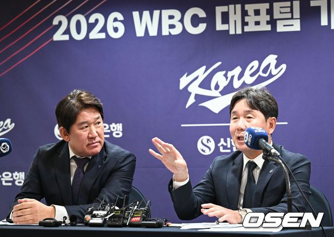 [OSEN=조은정 기자]6일 서울 중국 한국프레스센터에서 2026 WBC 대표팀 기자회견이 열렸다.최종 명단을 확정한 야구대표팀은 오는 14일 일본 오키나와 전지훈련을 떠나 WBC 담금질에 돌입한다. KBO리그 팀과 여섯 차례 연습경기를 치러 실전 감각도 키운다.조계현 전력강화위원장, 대표팀 류지현 감독이 취재진 질문에 답변을 하고 있다. 2026.02.06 /cej@osen.co.kr
