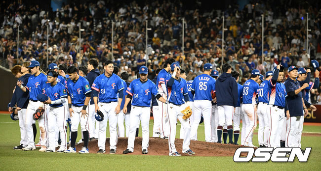 [OSEN=타이베이(대만), 이대선 기자] 한국이 희망했던 경우의 수를 아무 것도 살리지 못했다. 일본이 접전 끝에 쿠바를 제압하고 대만이 호주를 대파하면서 2연속 대회 결승에 올랐던 한국은 슈퍼라운드 진출이 좌절됐다.대만은 17일 대만 타이베이에 위치한 타이베이돔에서 열린 '2024 세계야구소프트볼연맹(WBSC) 프리미어12' 오프닝라운드 B조 4차전 호주와의 경기에서 11-3으로 대승을 거뒀다.한국은 18일 호주전 경기 결과와 관계없이 오프닝라운드 탈락이 확정됐다.경기 종료 후 대만 선수들이 관중석을 향해 인사를 하고 있다. 2024.11.17 /sunday@osen.co.kr