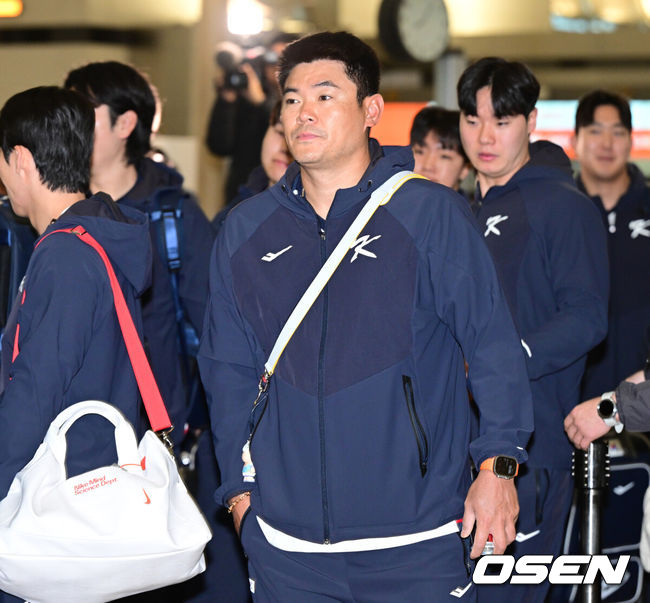 [OSEN=인천공항, 최규한 기자] 류지현 감독이 이끄는 한국 야구대표팀이 오는 3월 열리는 WBC를 준비하기 위해 9일 오전 인천공항을 통해 미국령 사이판으로 출국했다.류지현호는 9일부터 21일까지 사이판에서 1차 전지훈련 담금질에 나선다.대표팀 노경은이 출국 수속을 밟고 있다. 2026.01.09 / dreamer@osen.co.kr