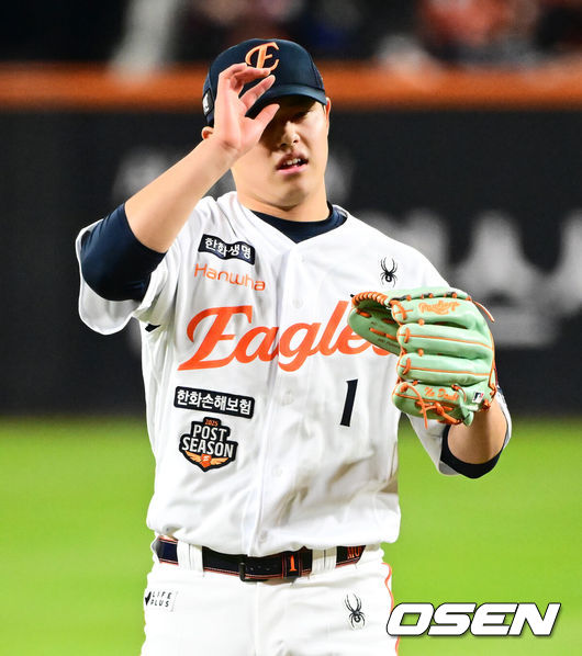 [OSEN=대전, 지형준 기자] 31일 대전 한화생명볼파크에서 2025 신한 SOL Bank KBO리그 포스트시즌 한국시리즈 5차전 한화 이글스와 LG 트윈스의 경기가 열렸다.이날 경기에 한화는 문동주를, LG는 톨허스트를 선발투수로 내세웠다. 1회초 1사 1루에서 한화 문동주가 LG 문보경에 볼넷을 허용하며 아쉬워하고 있다. 2025.10.31 /jpnews@osen.co.kr