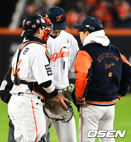 [OSEN=대전, 지형준 기자] 31일 대전 한화생명볼파크에서 2025 신한 SOL Bank KBO리그 포스트시즌 한국시리즈 5차전 한화 이글스와 LG 트윈스의 경기가 열렸다.이날 경기에 한화는 문동주를, LG는 톨허스트를 선발투수로 내세웠다. 1회초 한화 양상문 코치가 마운드에 올라 선제 실점을 허용한 문동주를 격려하고 있다. 2025.10.31 /jpnews@osen.co.kr