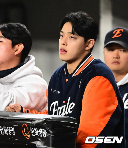 [OSEN=대전, 지형준 기자] 31일 대전 한화생명볼파크에서 2025 신한 SOL Bank KBO리그 포스트시즌 한국시리즈 5차전 한화 이글스와 LG 트윈스의 경기가 열렸다.이날 경기에 한화는 문동주를, LG는 톨허스트를 선발투수로 내세웠다. 4회초 한화 문동주가 경기를 지켜보고 있다. 2025.10.31 /jpnews@osen.co.kr