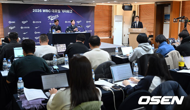 [OSEN=조은정 기자]6일 서울 중구 한국프레스센터에서 2026 WBC 대표팀 기자회견이 열렸다.최종 명단을 확정한 야구대표팀은 오는 14일 일본 오키나와 전지훈련을 떠나 WBC 담금질에 돌입한다. KBO리그 팀과 여섯 차례 연습경기를 치러 실전 감각도 키운다.조계현 전력강회위원장, 대표팀 류지현 감독이 취재진 질문에 답변을 하고 있다. 2026.02.06 /cej@osen.co.kr