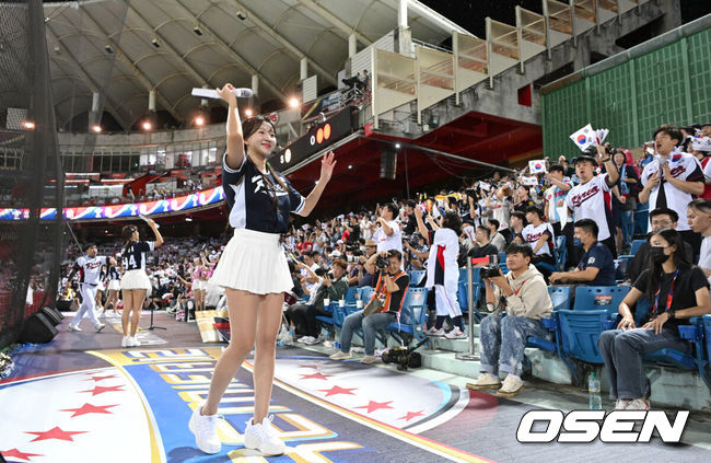 [OSEN=타이베이(대만), 이대선 기자] 대만 쇼크에 빠졌던류중일호가 ‘슈퍼스타’ 김도영의 화려한 국제무대 대관식을앞세워 프리미어12 조별예선 첫 승을 신고했다.류중일 감독이 이끄는 한국 야구대표팀은 14일 대만 타이베이 티엔무야구장에서 열린 2024 WBSC 프리미어12 B조 조별예선 쿠바와의 2차전에서 8-4로 승리했다.치어리더 배수현, 박재령, 김도아, 이연진이 응원을 하고 있다. 2024.11.14 /sunday@osen.co.kr