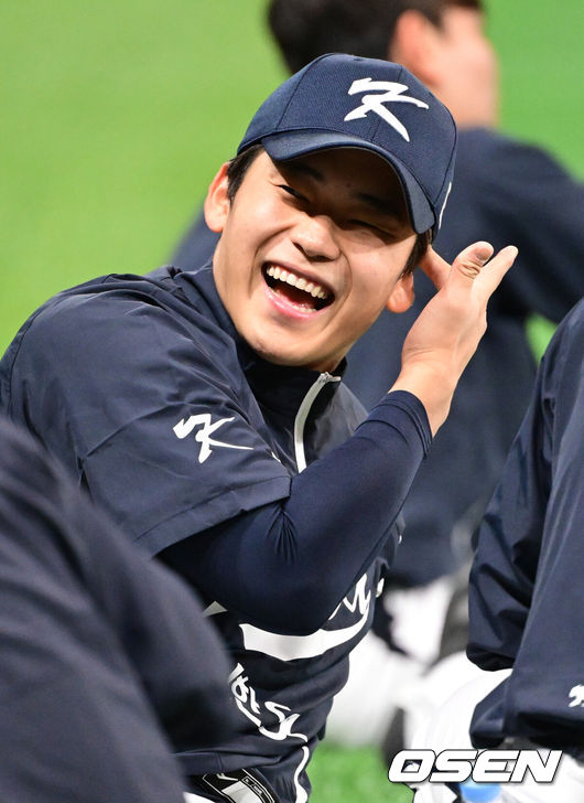 [OSEN=고척, 조은정 기자]류지현 감독이 이끄는 야구 대표팀이 7일 고척스카이돔에서 훈련을 진행했다.대표팀은 오는8일과 9일고척스카이돔에서 열리는 2025 K-베이스볼 시리즈 체코 대표팀과의 2경기를 시작으로15일과 16일 양일에 걸쳐 도쿄돔에서 일본 대표팀과 2경기를 치른다.야구 대표팀 박영현이 선수단과 대화를 하고 있다. 2025.11.07 /cej@osen.co.kr