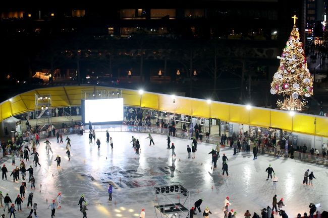 겨울철 서울의 대표 명소로 사랑 받아온‘서울광장 스케이트장’이 오는8일,시민들의 뜨거운 성원 속에 이번 시즌 운영을마치고 폐장한다. / 서울특별시체육회