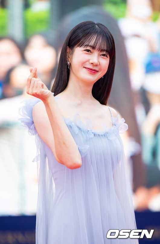 [OSEN=박준형 기자]  2일 오후 서울 여의도 KBS 본관에서 2025 서울드라마어워즈가 진행됐다.이번 시상식은 20주년을 맞아 전 세계 드라마를 대표하는 배우와 제작진이 한자리에 모이는 국제적인 축제다. 이번 시상식에는 배우주지훈,아이유, 김민하, 일본 배우사카구치 켄타로, 가수영탁등이 수상자로 무대에 오른다. 아일릿과 영탁 등 뮤지션들의 축하 공연도 펼쳐진다.배우 이요원이 레드카펫을 밟고 있다.  2025.10.02 / soul1014@osen.co.kr