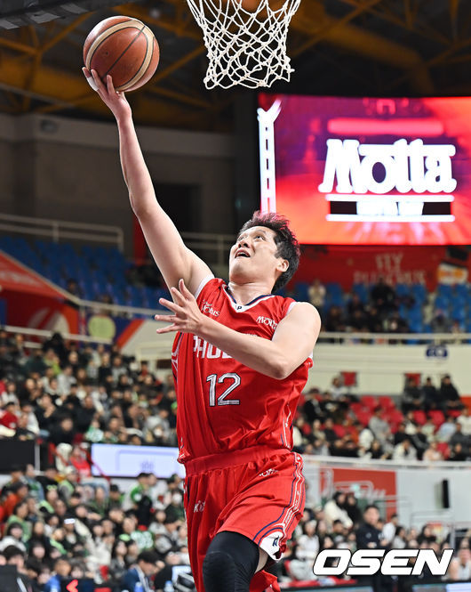 [OSEN=울산, 이석우 기자] 24일 울산 동천체육관에서 2025-2026 LG전자 프로농구 울산 현대모비스와 원주 DB의 경기가 열렸다.  올 시즌 원주 DB와의 세 차례 맞대결에서 모두 고개를 숙인 울산 현대모비스가 홈 코트에서 연승 흐름을 이어갈 수 있을지 관심이 쏠린다.울산 현대모비스 함지훈이 속공 레이업슛을 시도하고 있다. 2026.01.24 / foto0307@osen.co.kr