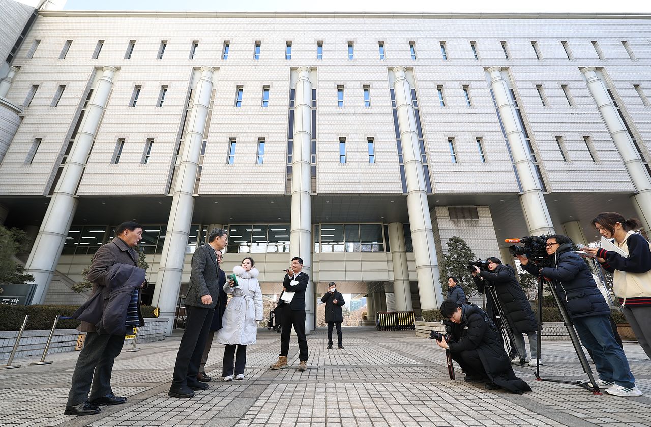 곽상도 전 의원이 6일 서울 서초구 서울중앙지방법원에서 열린 1심 선고를 마친 후 입장을 밝히고 있다. 연합뉴스