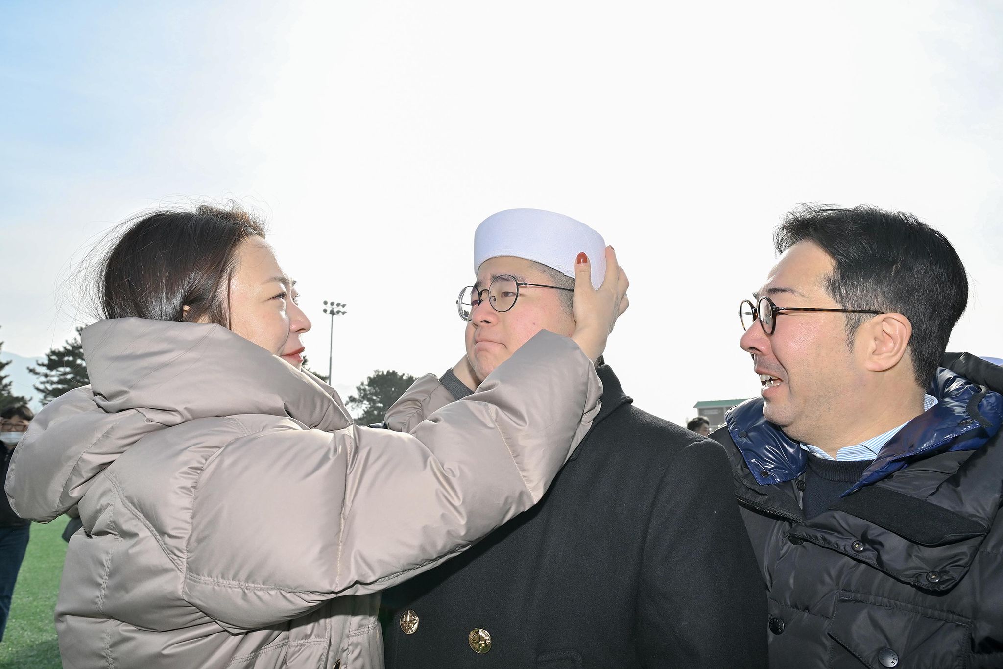 해군병 721기 수료식에서 가족이 해군병에게 정모를 씌워주고 있다. 사진 해군