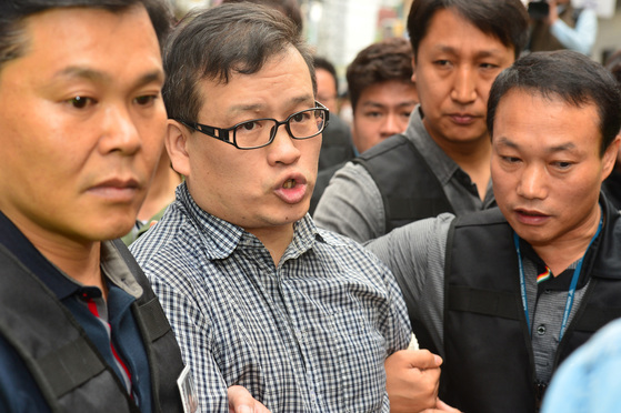 서울 강북구 강북경찰서 인근 시가지에서 '오패산터널 총격사건'의 피의자 성병대씨의 현장검증이 진행되었다. 