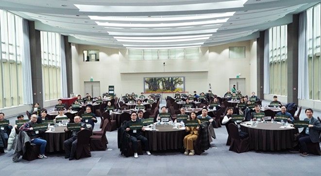 2월 4일 서울 성균관대학교 600주년기념관 조병두홀에서 열린 ‘2026 성균관대학교 창업중심대학 S-REAC 창업브릿지데이’에서 김경환 성균관대 창업지원단장(앞줄 가운데)을 비롯한 창업기업 대표 및 내외빈들이 기념촬영을 하고 있다