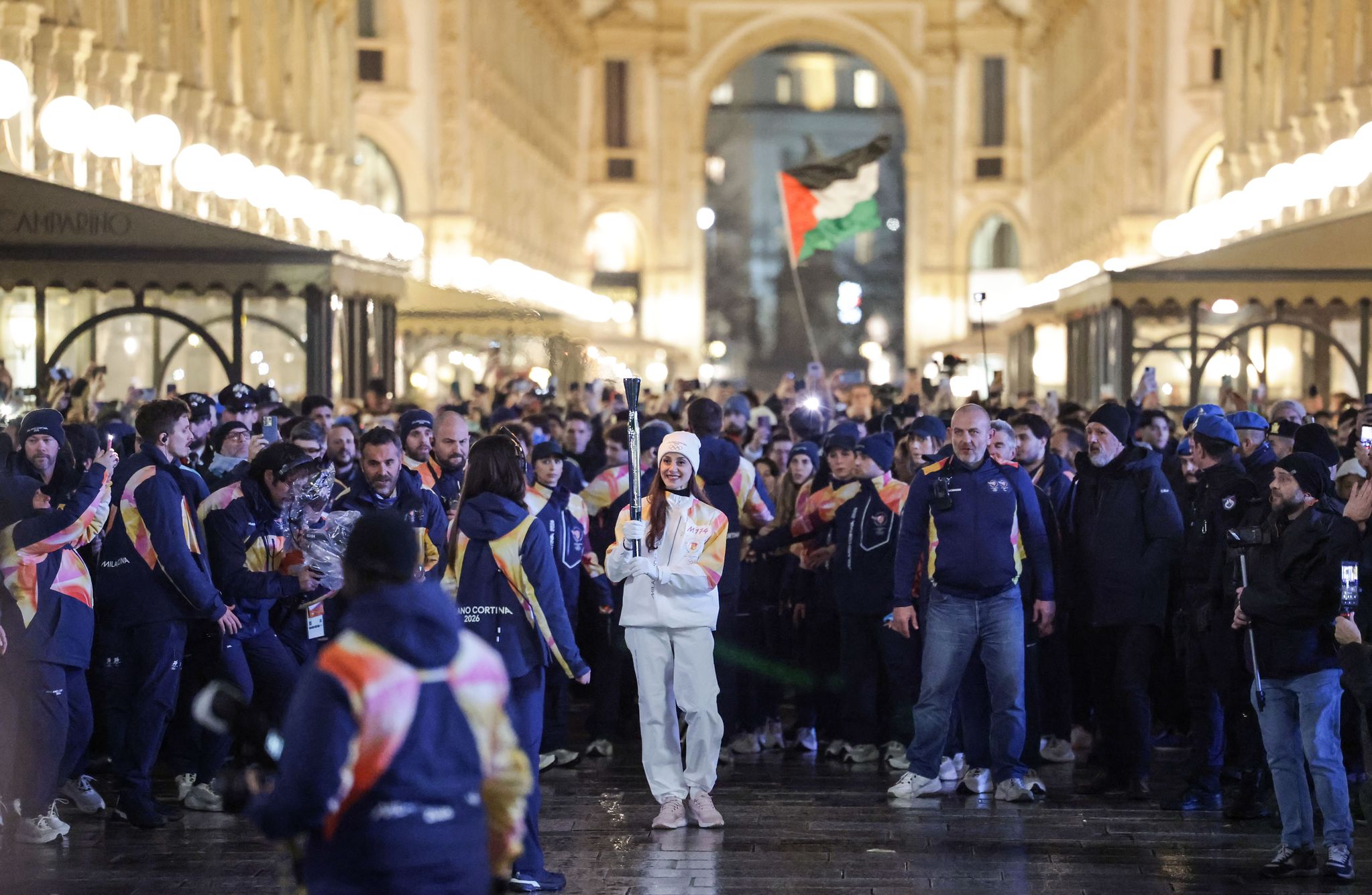 2026 밀라노 코르티나담페초 동계올림픽 개막을 하루 앞둔 5일(현지시간) 이탈리아 발레 무용수 니콜레타 마니가 성화를 들고 밀라노 대성당 광장을 걸어가고 있다. 김종호 기자