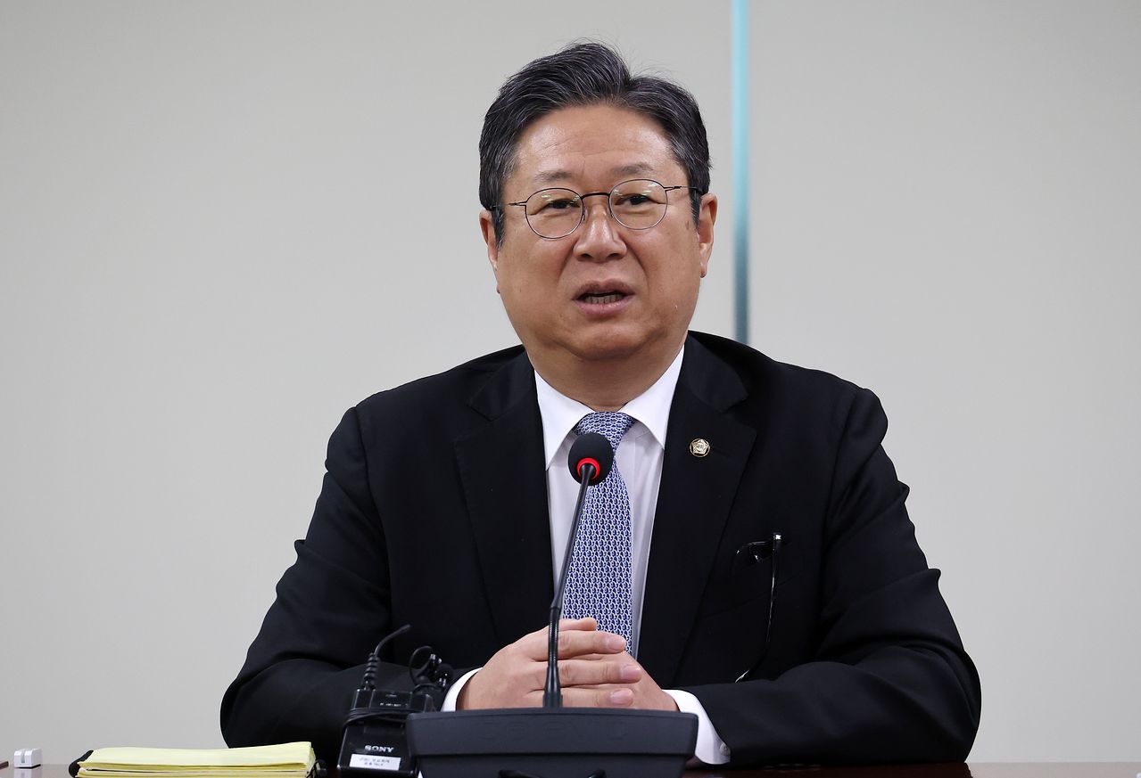 더불어민주당 서울시당 지방 선거기획단장인 황희 의원이 지난달 6일 국회 의원회관에서 부동산 정책 방향을 주제로 기자간담회를 하고 있다. 연합뉴스