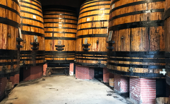 부르고뉴의 드루앵(Drouhin) 와이너리는 수백 년 된 오크통을 그대로 사용한다. [사진 이영지]