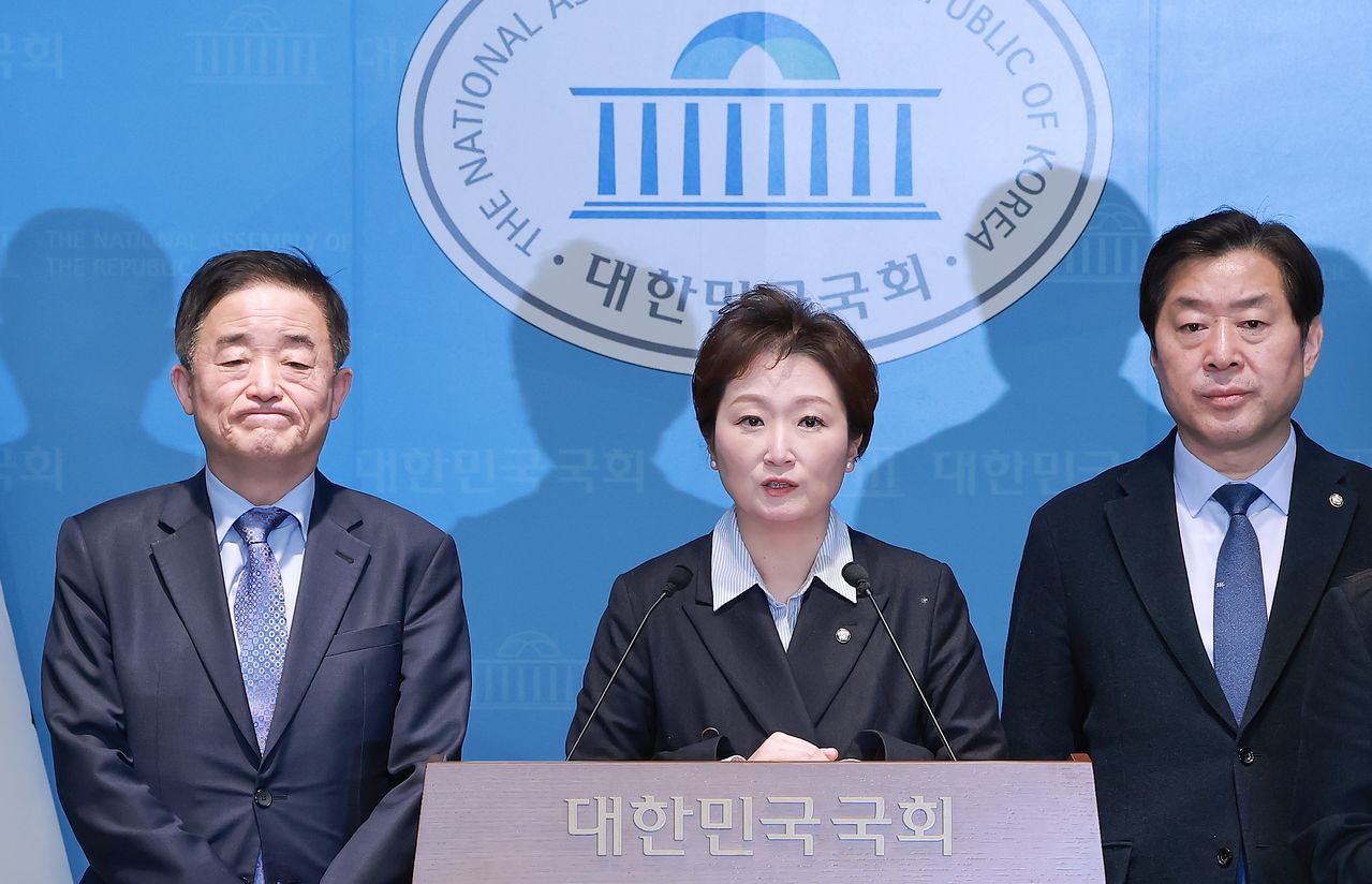 더불어민주당 강득구(왼쪽부터)·이언주·황명선 최고위원이 6일 국회 소통관에서 민주당과 조국혁신당 간 합당 논의를 중단할 것을 촉구하고 있다.연합뉴스