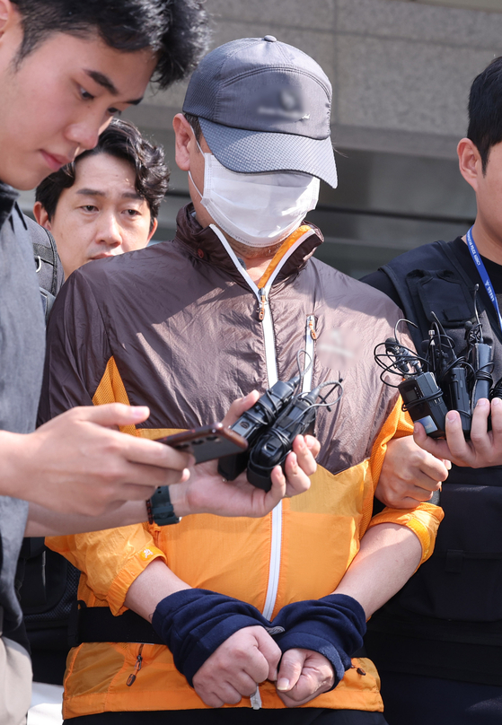 사제 총기 살해 사건 피의자 A 씨(62·)가 지난해 7월 30일 오전 인천논현경찰서에서 검찰로 송치되고 있다. 뉴스1