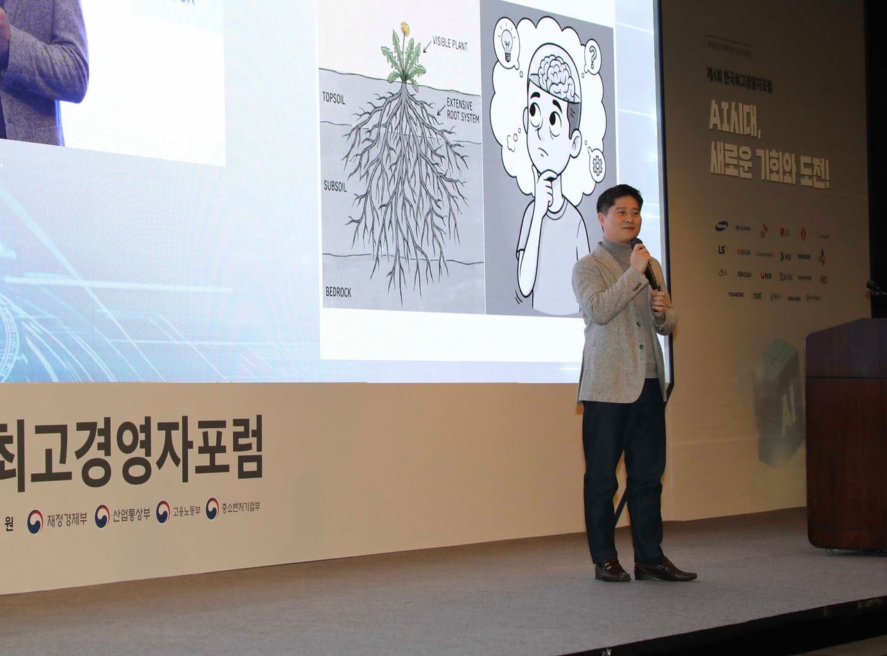 신원근 카카오페이 대표가 6일 서울 중구 웨스틴조선호텡에서 열린 '제 4회 한국최고경영자포럼'에서 특별강연을 하고 있다. 사진 한국경영자총협회