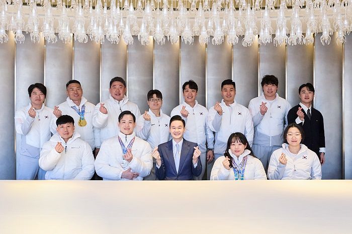 배동현 BDH재단 이사장이 국가대표 선수단과 기념사진을 촬영하고 있다.