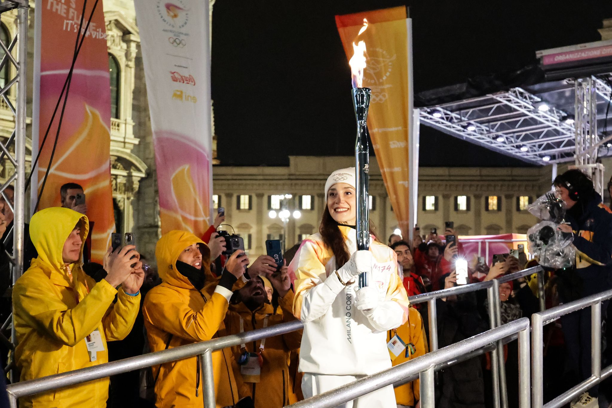 5일(현지시간) 이탈리아 발레 무용수 니콜레타 마니가 성화를 들고 밀라노 대성당 광장에 설치된 화로대에 불을 붙이기 위해 걸어가고 있다. 김종호 기자