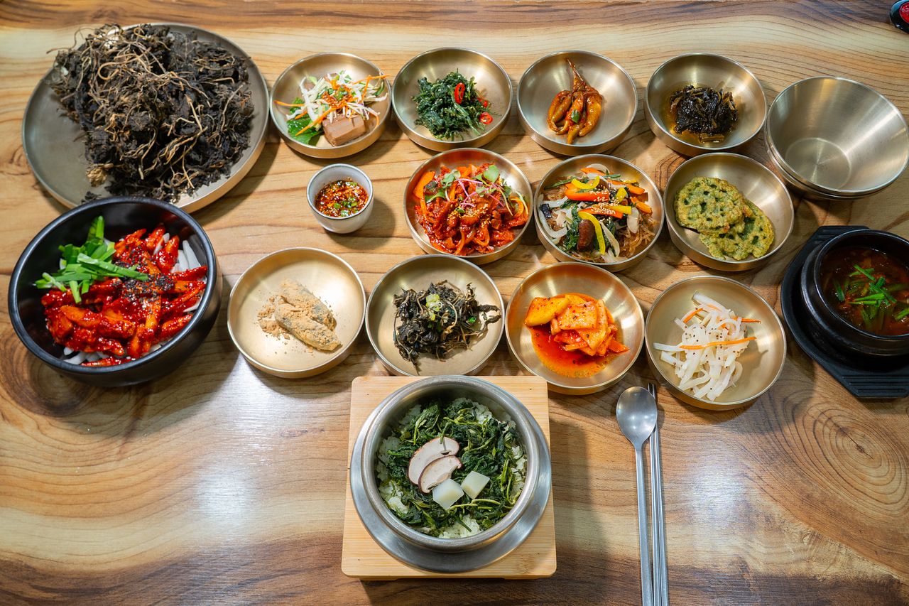 ‘박가네’의 어수리 더덕 정식 상차림. 어수리 나물밥을 비롯해 12가지 찬이 오른다.