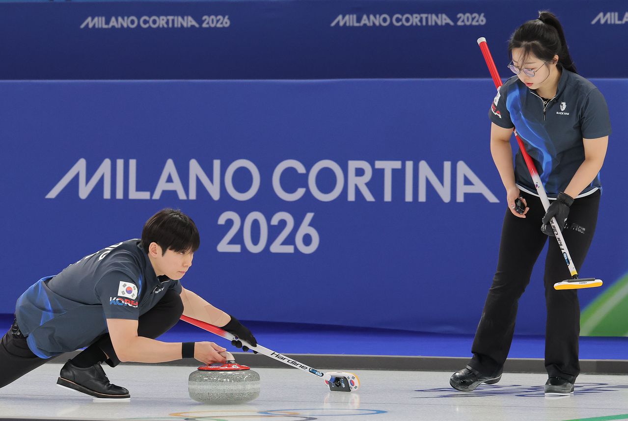 정영석의 올림픽   (코르티나담페초=연합뉴스) 류영석 기자 = 컬링 믹스더블 국가대표 정영석이 5일(현지시간) 이탈리아 코르티나담페초 컬링 올림픽 스타디움에서 열린 밀라노·코르티나 동계올림픽 이탈리아와의 라운드로빈 경기에서 투구를 하고 있다. 2026.2.5   ondol@yna.co.kr (끝)  〈저작권자(c) 연합뉴스, 무단 전재-재배포, AI 학습 및 활용 금지〉