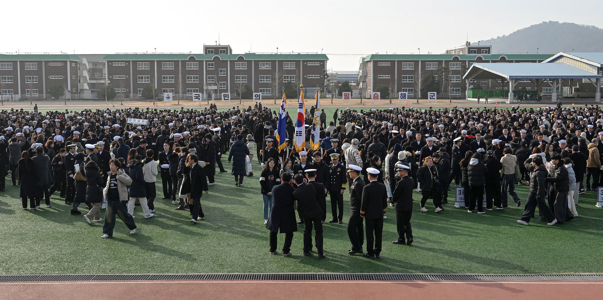 해군병 721기 수료식에서 가족과 지인이 격려하고 있다. 사진 해군