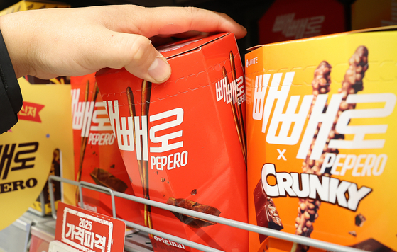 서울의 한 대형마트에 진열된 롯데웰푸드의 빼빼로.   뉴스1