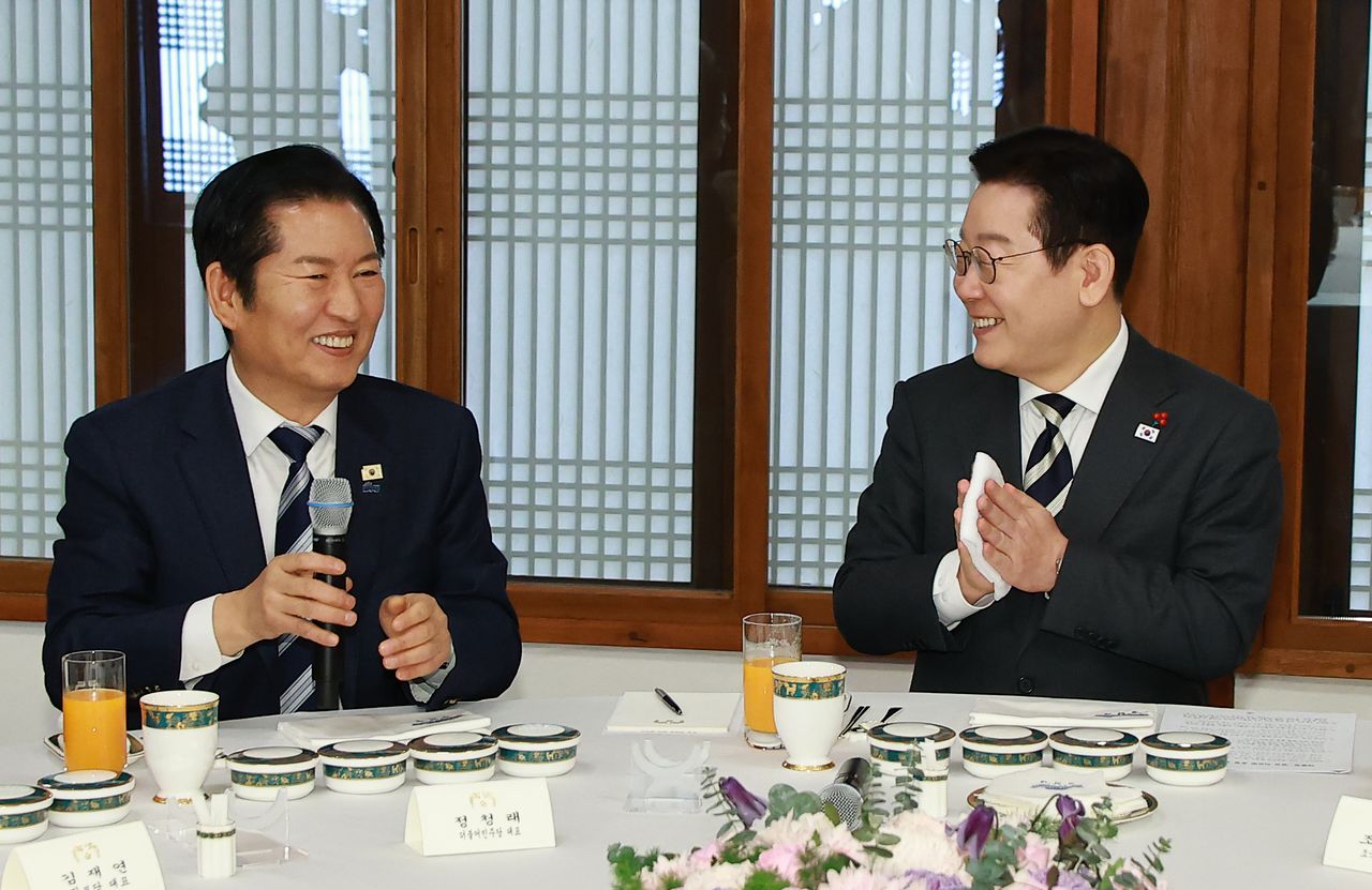 이재명 대통령과 정청래 대표(왼쪽)이 지난 1월 16일 청와대 상춘재에서 열린 여야 지도부 초청 오찬 간담회에서 참석자들과 담소를 나누고 있다. 청와대사진기자단