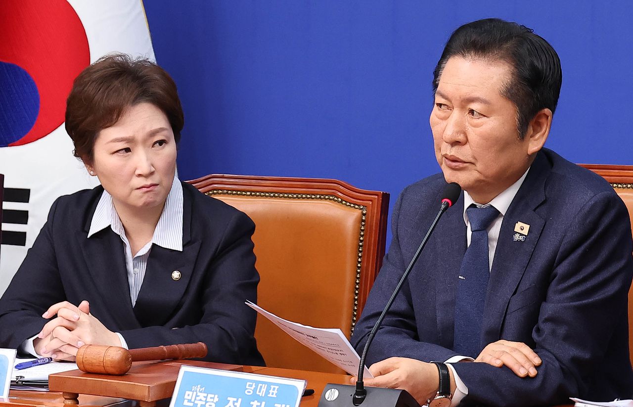 정청래 더불어민주당 대표{오른쪽)가 6일 오전 국회에서 열린 최고위원회의에서 발언하고 있다. 임현동 기자/20260206