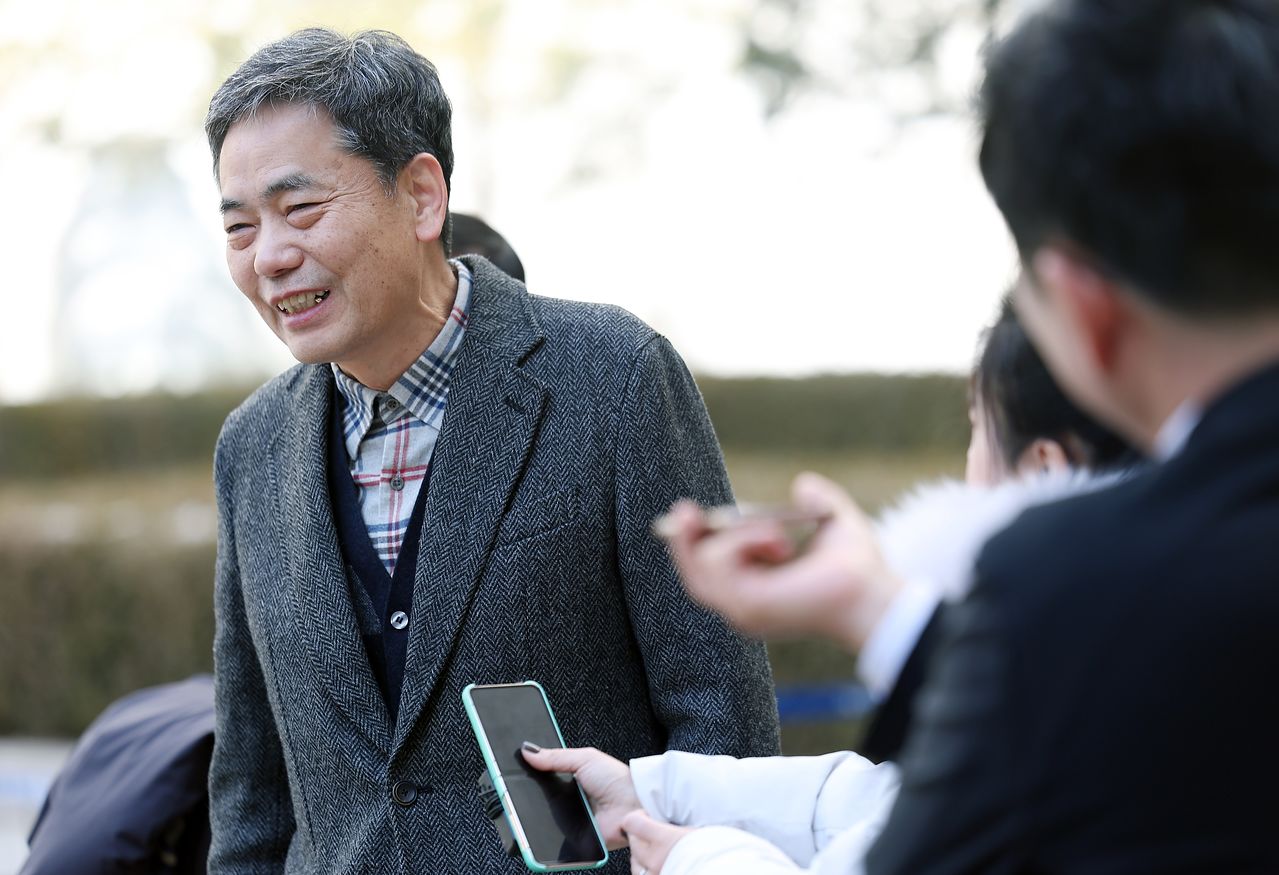 곽상도 전 국회의원이 6일 오후 서울 서초구 서울중앙지방법원에서 열린 범죄수익은닉규제법 위반 등 혐의 선고에서 공소 기각 결정을 받고 입장을 밝히고 있다. 뉴스1