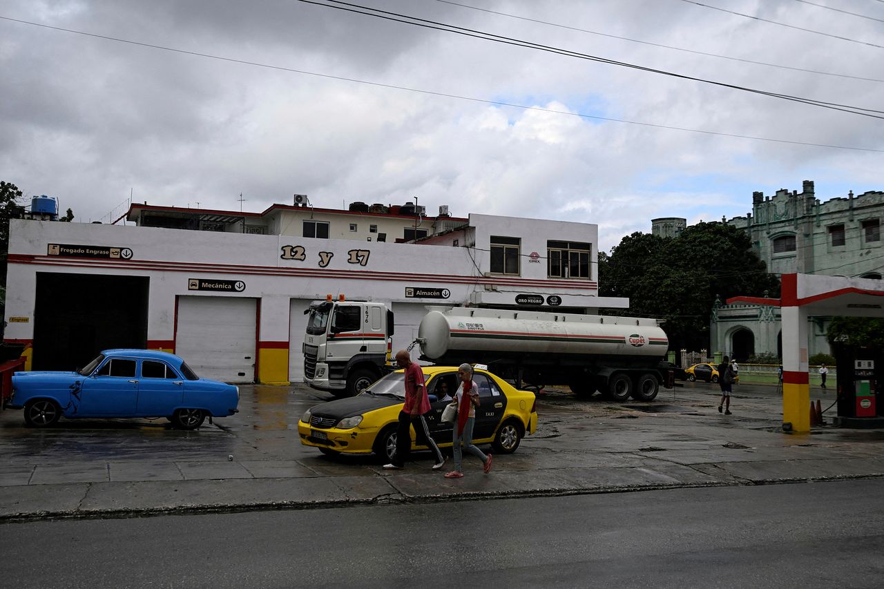지난달 12일(현지시간) 쿠바 수도 아바나에서 정전이 반복되고 연료 부족이 악화되는 가운데, 쿠바 국영 석유회사인 CUPET 소속 유류 운반 차량이 주유소에 연료를 재공급하고 있다. 로이터=연합뉴스