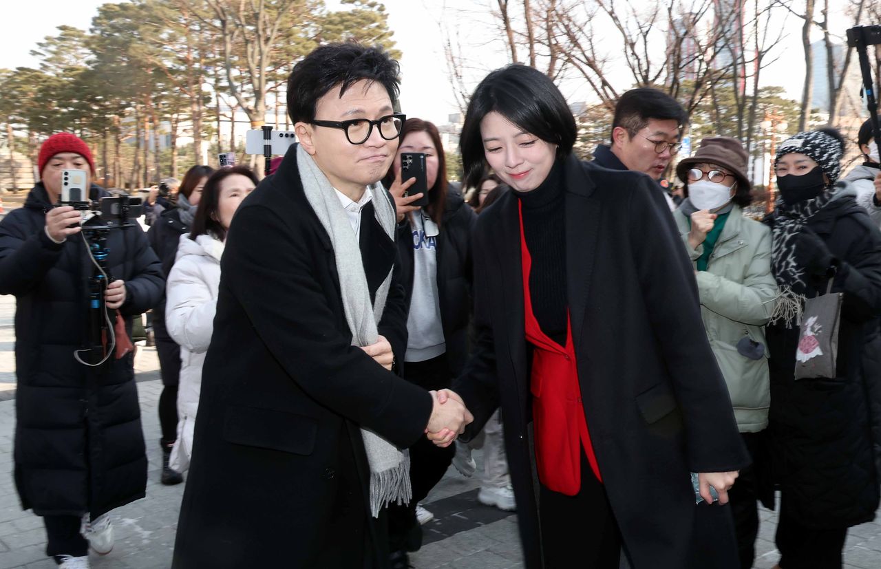 친한계 핵심인 배현진 국민의힘 의원에 대한 중앙윤리위 징계 심의 절차가 시작됐다. 지난달 14일 배 의원이 국회 소통관으로 향하고 있는 한동훈 전 대표와 만나 악수하고 있다. 임현동 기자 