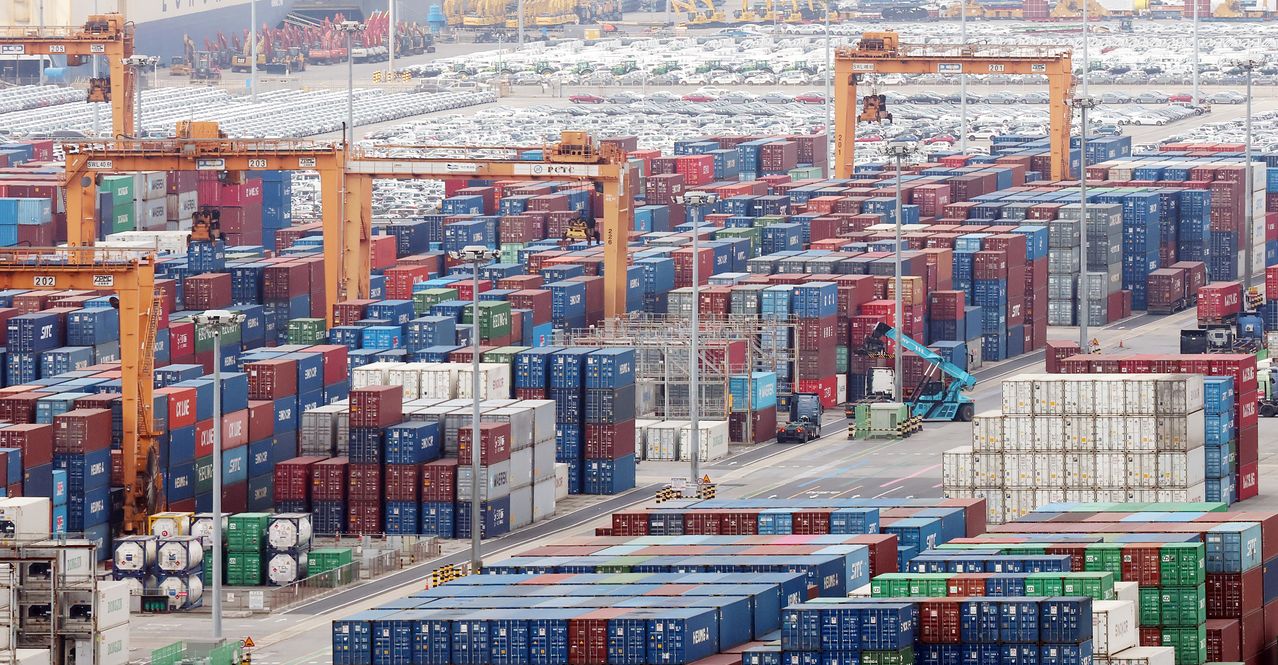 6일 한국은행이 발표한 '2025년 12월 국제수지(잠정)'에 따르면 지난해 연간 경상수지 흑자액이 처음으로 1230억 달러(약 182조원)를 넘어섰다.